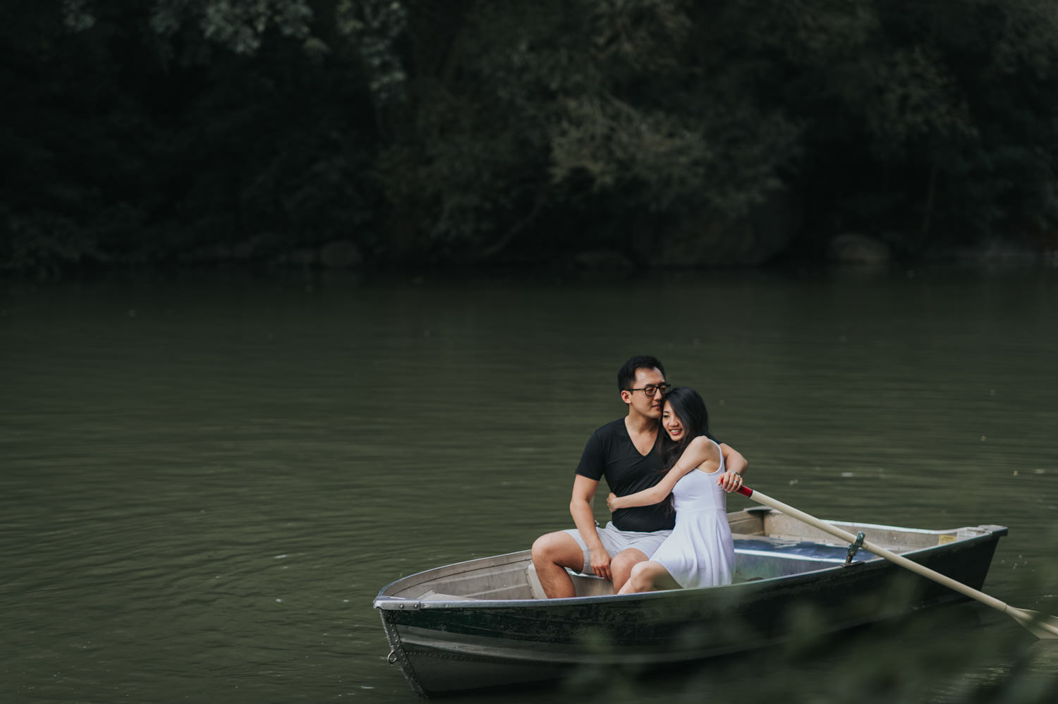 Rowboat engagement session at the New York Central Park