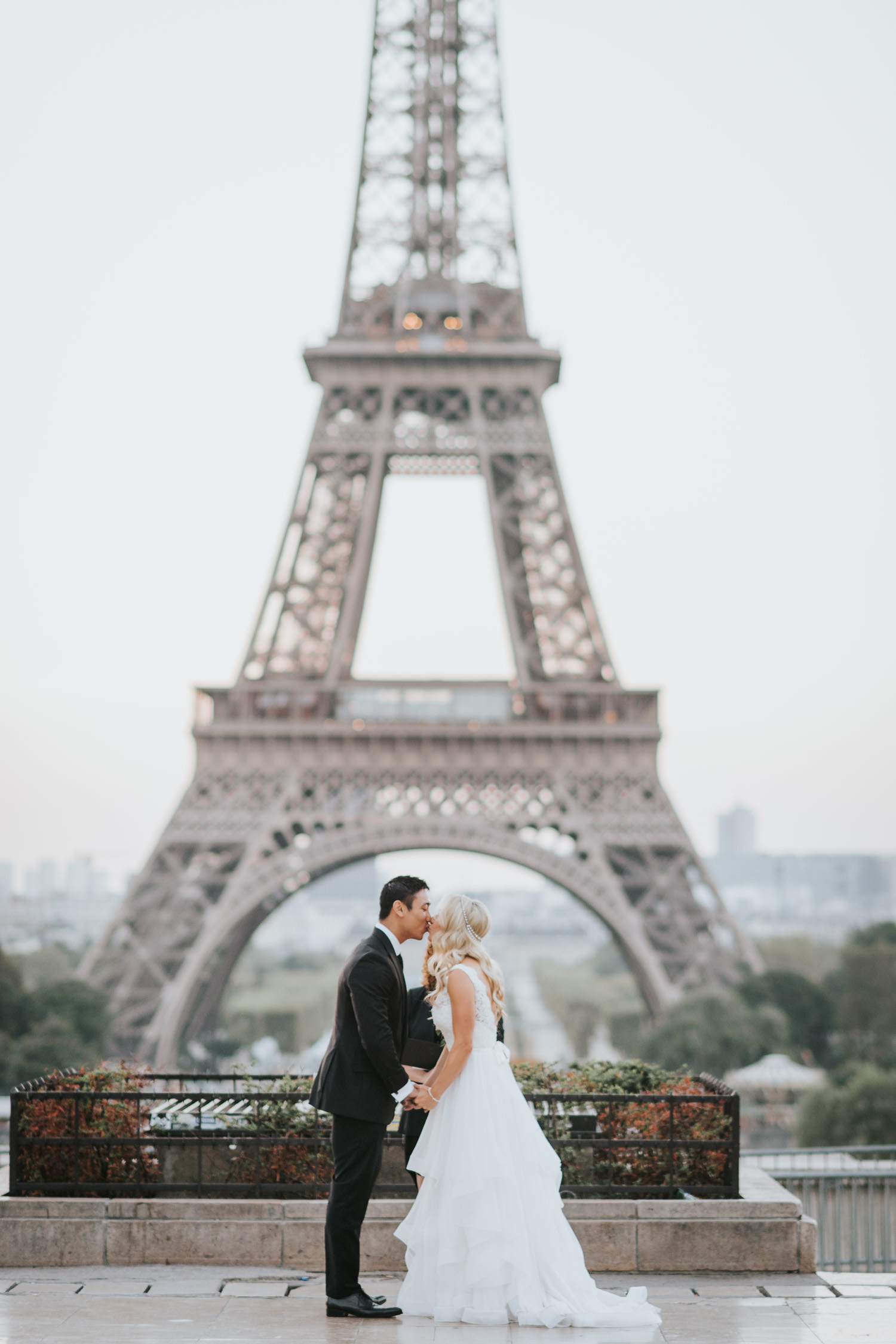 Elopement cermeony in front of eiffel tower