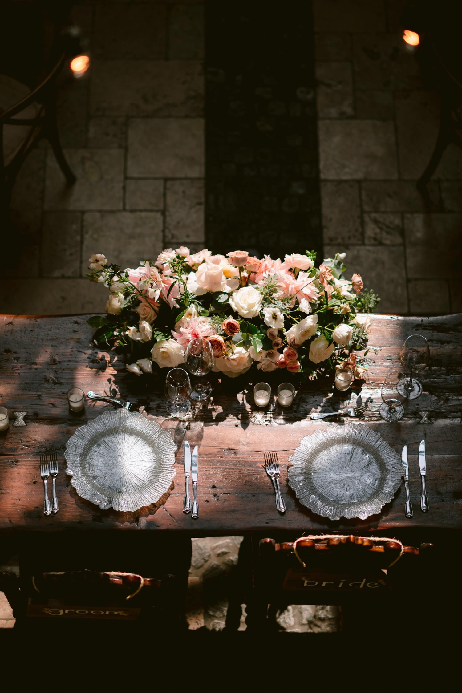 Head table floral detail at the indoor courtyard of Hacienda Sarria